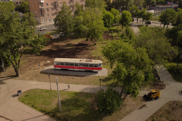 Легендарный трамвай №13 установили в сквере за оперным театром Легендарный трамвай №13 установили в сквере за оперным театром