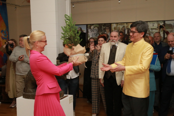 Обезьянки в&nbsp;тазиках умилили новосибирцев на&nbsp;выставке &laquo;Изумрудного Будды&raquo;