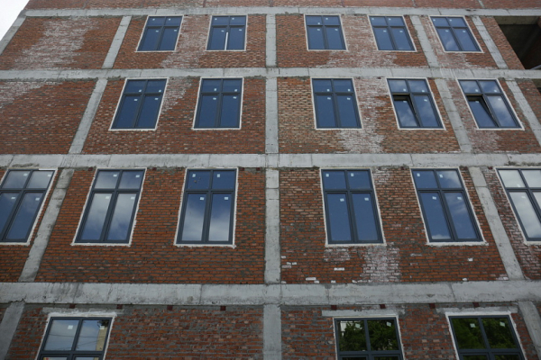 Школу без прямоугольных кабинетов на&nbsp;улице Крылова сдадут в&nbsp;2023 году