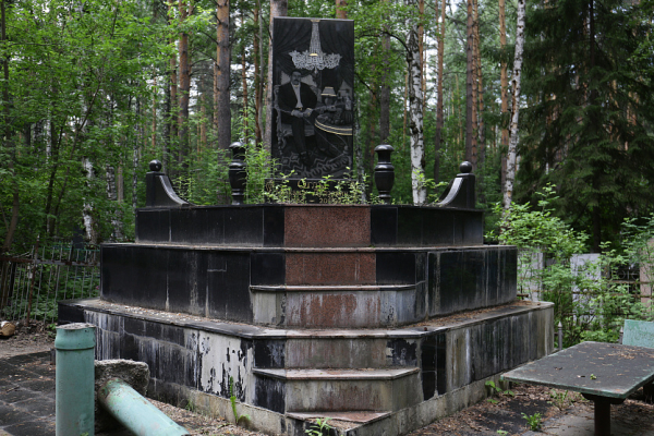 Склепы с&nbsp;сокровищами и&nbsp;Боря Газировка: что хранят кладбища Новосибирска