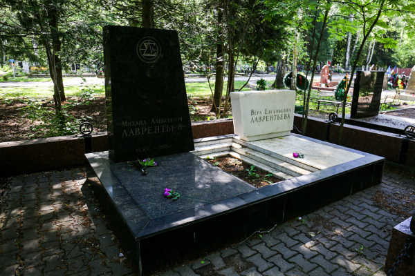 Склепы с&nbsp;сокровищами и&nbsp;Боря Газировка: что хранят кладбища Новосибирска