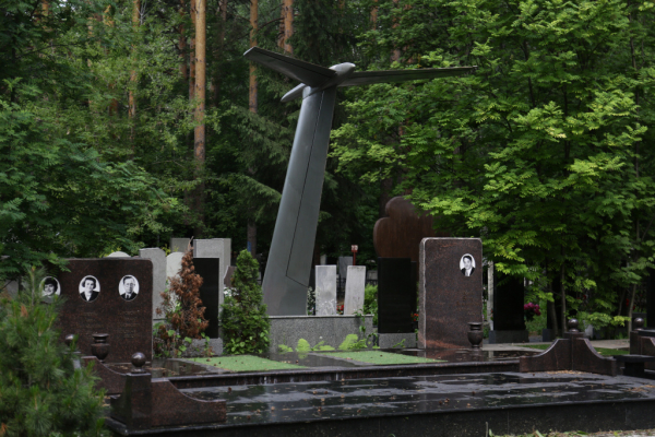 Склепы с&nbsp;сокровищами и&nbsp;Боря Газировка: что хранят кладбища Новосибирска