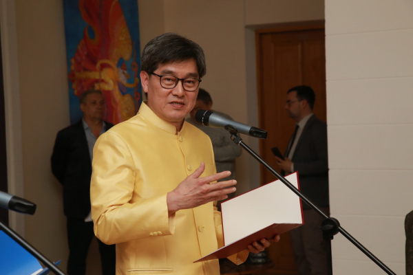 Обезьянки в&nbsp;тазиках умилили новосибирцев на&nbsp;выставке &laquo;Изумрудного Будды&raquo;