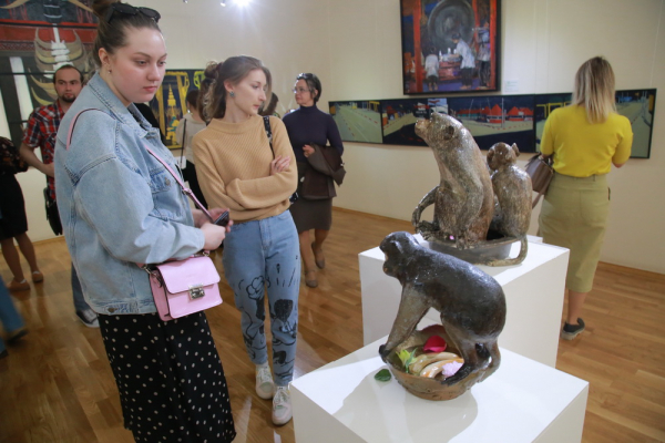 Обезьянки в&nbsp;тазиках умилили новосибирцев на&nbsp;выставке &laquo;Изумрудного Будды&raquo;