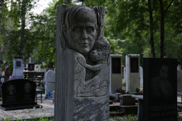 Склепы с&nbsp;сокровищами и&nbsp;Боря Газировка: что хранят кладбища Новосибирска