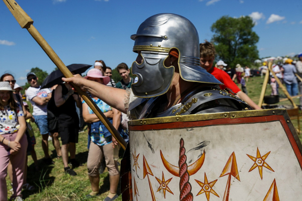 Античные легионеры, &laquo;афганцы&raquo; и&nbsp;Пётр I: фото с&nbsp;&laquo;Сибирского огня&raquo;