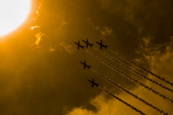 110 тысяч зрителей и&nbsp;мёртвая петля: фантастические кадры с&nbsp;авиашоу в&nbsp;Мочище