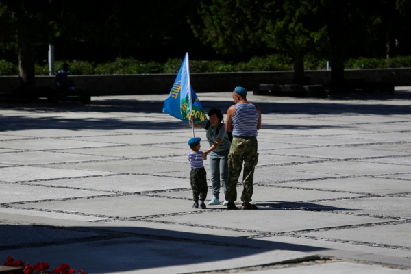 Десантники в&nbsp;тельняшках скромно отмечают День ВДВ в&nbsp;Новосибирске