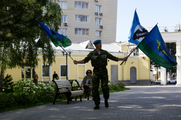 Десантники в&nbsp;тельняшках скромно отмечают День ВДВ в&nbsp;Новосибирске