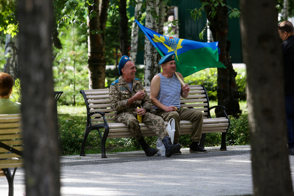 Десантники в&nbsp;тельняшках скромно отмечают День ВДВ в&nbsp;Новосибирске