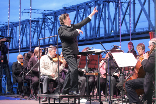 Афиша выходных: башня из&nbsp;автомобилей, рок на&nbsp;барже и&nbsp;игры на&nbsp;балконе