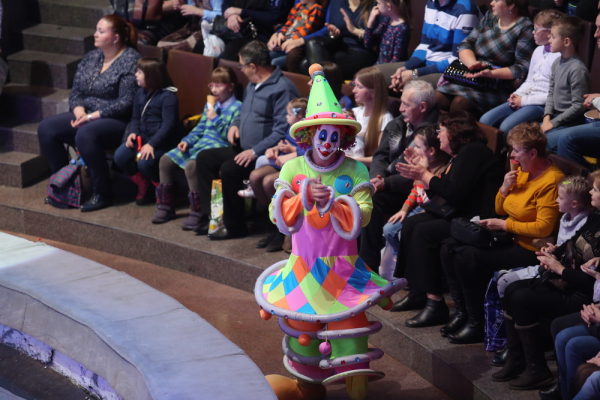 Афиша выходных: башня из&nbsp;автомобилей, рок на&nbsp;барже и&nbsp;игры на&nbsp;балконе