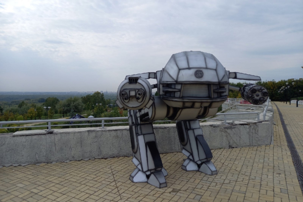 Исполняющая желания горилла Кирюша поселилась в парке у планетария Исполняющая желания горилла Кирюша поселилась в парке у планетария