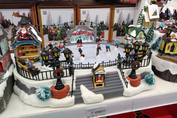 Новогодние ёлки, шары, гирлянды и&nbsp;гномов начали продавать в&nbsp;Новосибирске