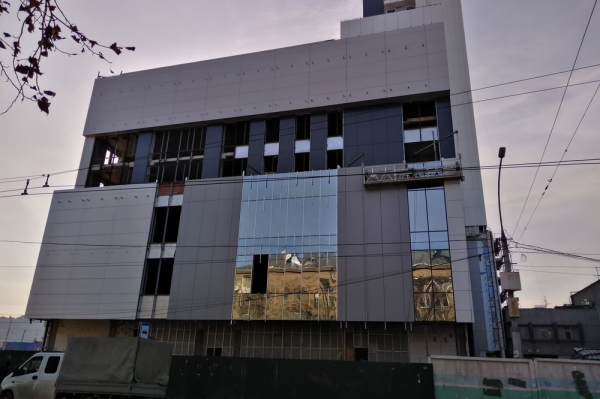 Зеркальный фасад монтируют на пристройку гостиницы «Турист» на Маркса Зеркальный фасад монтируют на пристройку гостиницы «Турист» на Маркса