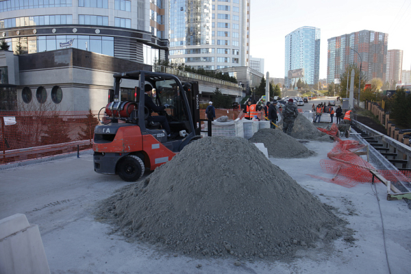 Пешеходный мост на&nbsp;Сибревкома сдадут на&nbsp;десять дней позже срока