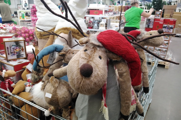 Новогодние ёлки, шары, гирлянды и&nbsp;гномов начали продавать в&nbsp;Новосибирске