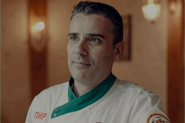 Портреты переехавших в&nbsp;Новосибирск иностранцев наклеили в&nbsp;переходе метро