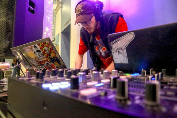 Афиша выходных: прогулка по&nbsp;дну моря, концерт кайчи и&nbsp;Beet Weekend в&nbsp;кино