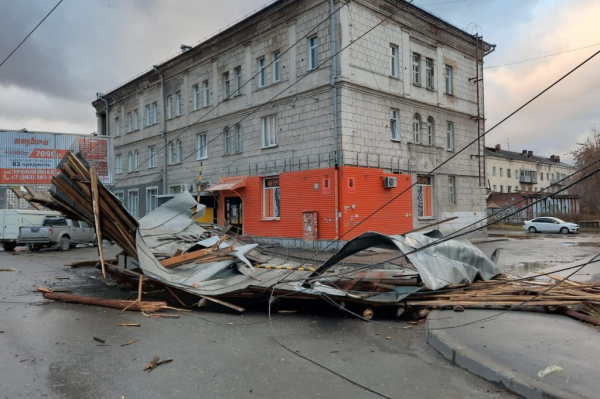 Сорванная с&nbsp;общежития крыша повредила две машины на&nbsp;Станционной