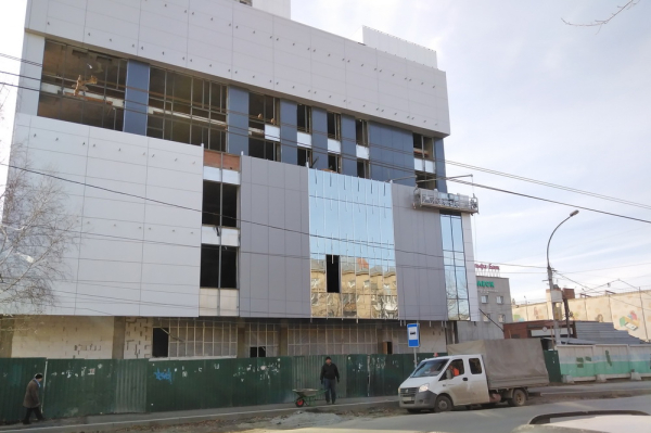 Зеркальный фасад монтируют на пристройку гостиницы «Турист» на Маркса Зеркальный фасад монтируют на пристройку гостиницы «Турист» на Маркса