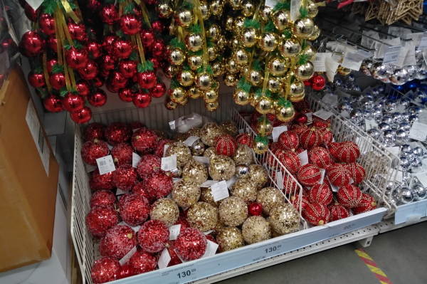 Новогодние ёлки, шары, гирлянды и&nbsp;гномов начали продавать в&nbsp;Новосибирске