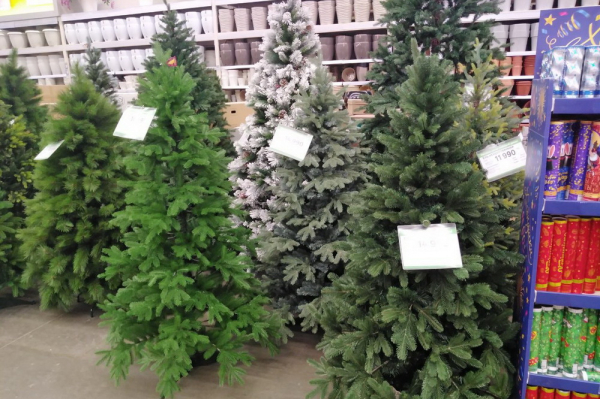 Новогодние ёлки, шары, гирлянды и&nbsp;гномов начали продавать в&nbsp;Новосибирске