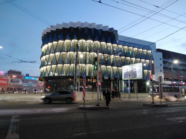 Эффектную подсветку зажгли на фасаде нового торгового центра на Маркса Эффектную подсветку зажгли на фасаде нового торгового центра на Маркса