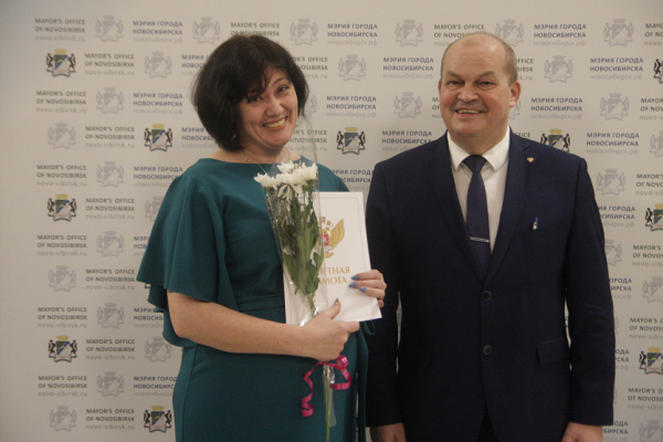 115 педагогам из&nbsp;Новосибирска вручили ведомственные награды