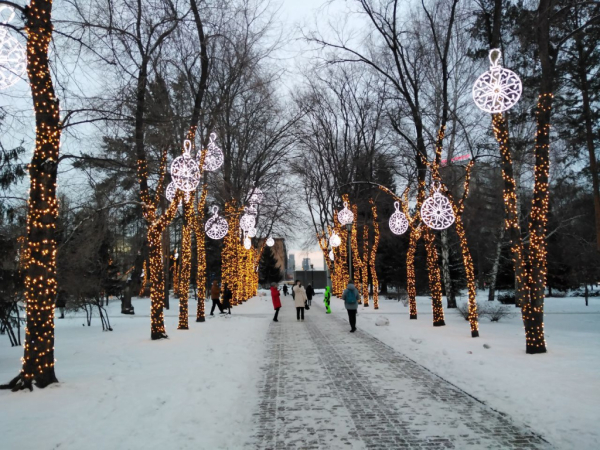 Светящийся потолок начали монтировать на пешеходной улице Ленина Светящийся потолок начали монтировать на пешеходной улице Ленина