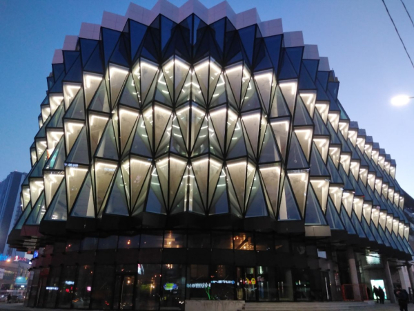 Эффектную подсветку зажгли на фасаде нового торгового центра на Маркса Эффектную подсветку зажгли на фасаде нового торгового центра на Маркса