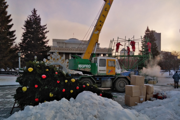 Главную ёлку Новосибирска начали монтировать в&nbsp;Театральном сквере