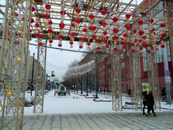 Светящийся потолок начали монтировать на пешеходной улице Ленина Светящийся потолок начали монтировать на пешеходной улице Ленина