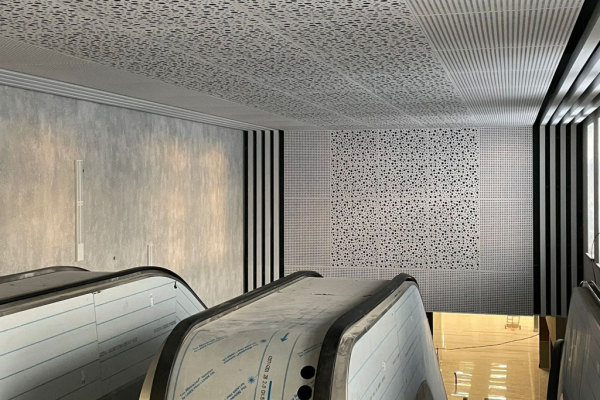 Первую вывеску смонтировали на&nbsp;станции метро &laquo;Спортивная&raquo;