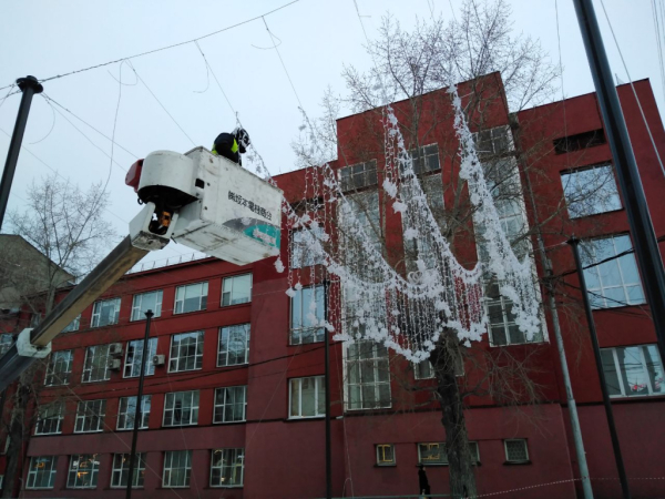 Светящийся потолок начали монтировать на пешеходной улице Ленина Светящийся потолок начали монтировать на пешеходной улице Ленина