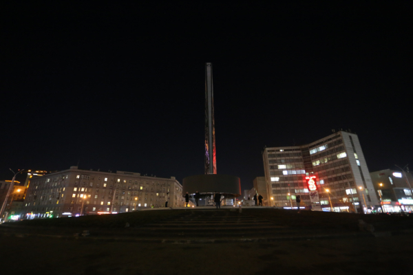 Стелу трудовой доблести на&nbsp;площади Калинина эффектно подсветили