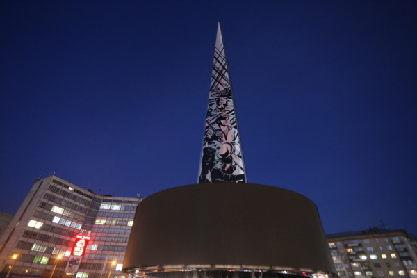 Стелу трудовой доблести на&nbsp;площади Калинина эффектно подсветили