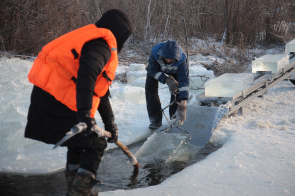 Откуда везут лёд для новогоднего городка на&nbsp;набережной: фоторепортаж