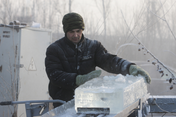 Откуда везут лёд для новогоднего городка на&nbsp;набережной: фоторепортаж