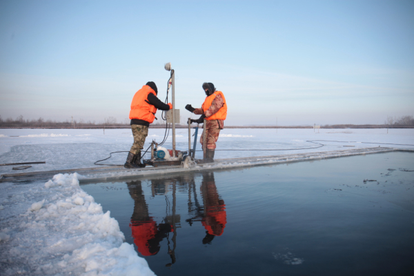 Откуда везут лёд для новогоднего городка на&nbsp;набережной: фоторепортаж
