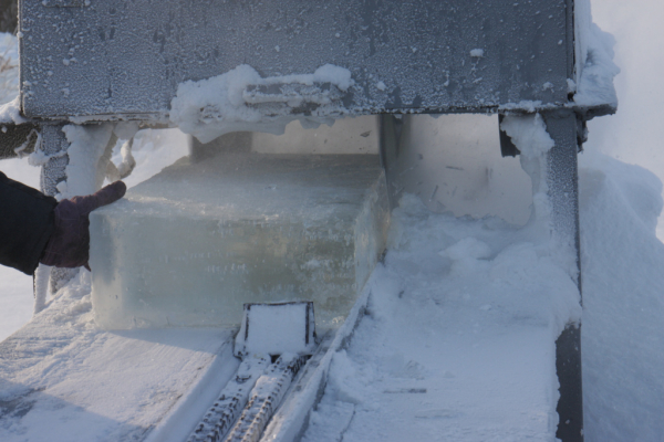 Откуда везут лёд для новогоднего городка на&nbsp;набережной: фоторепортаж