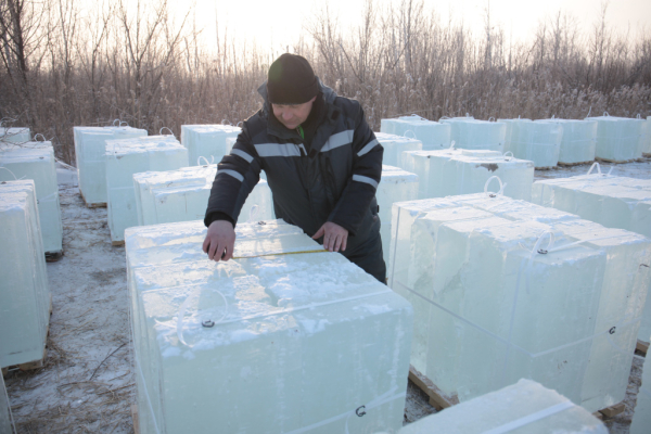 Откуда везут лёд для новогоднего городка на&nbsp;набережной: фоторепортаж