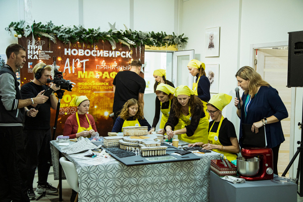 Огромный пряник в&nbsp;виде оперного театра испекли кондитеры в&nbsp;Новосибирске