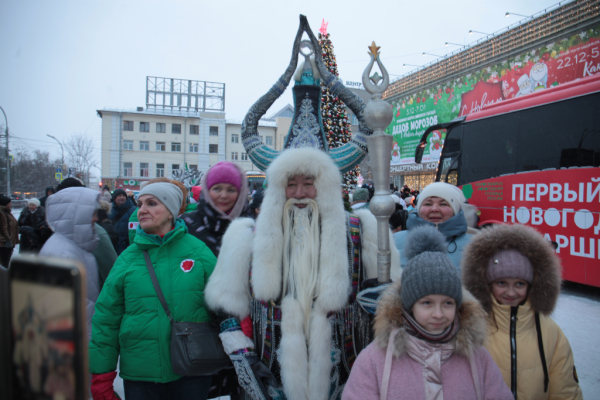 Афиша выходных: съезд Дедов Морозов, шарф для дерева и&nbsp;концерт двойников