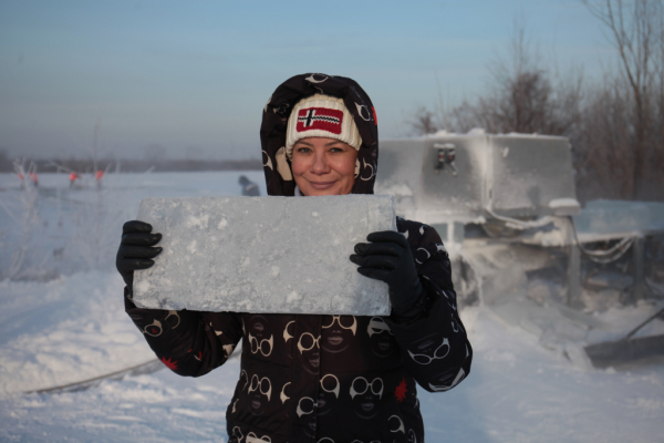 Откуда везут лёд для новогоднего городка на&nbsp;набережной: фоторепортаж