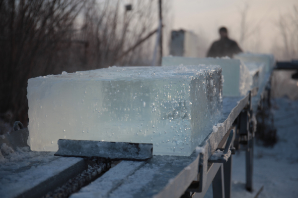 Откуда везут лёд для новогоднего городка на&nbsp;набережной: фоторепортаж