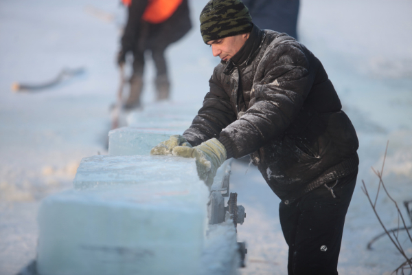 Откуда везут лёд для новогоднего городка на&nbsp;набережной: фоторепортаж
