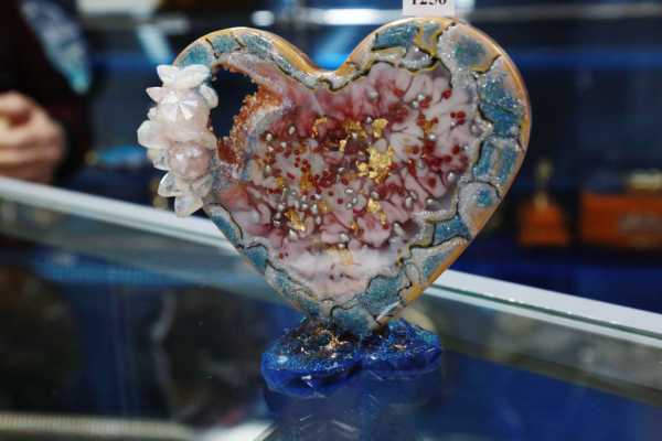 Повторить невозможно: как стоматолог из&nbsp;Новосибирска делает часы из&nbsp;смолы