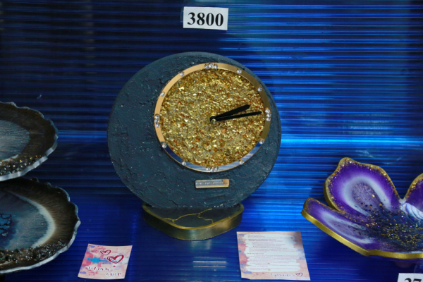 Повторить невозможно: как стоматолог из&nbsp;Новосибирска делает часы из&nbsp;смолы