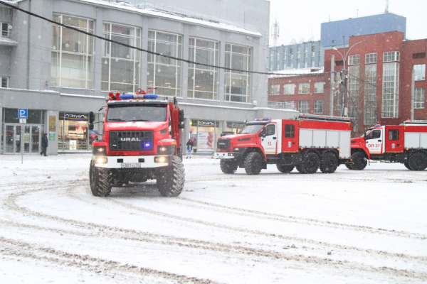 Травников раздал ключи от&nbsp;24&nbsp;пожарных машин на&nbsp;площади Ленина